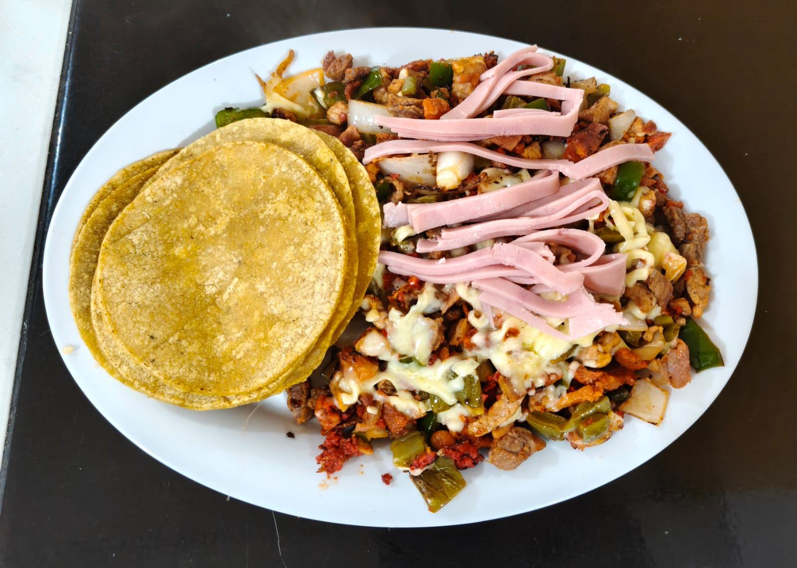 Ambiente y comida de MIXE Taquería Oaxaca — Villa Jardín